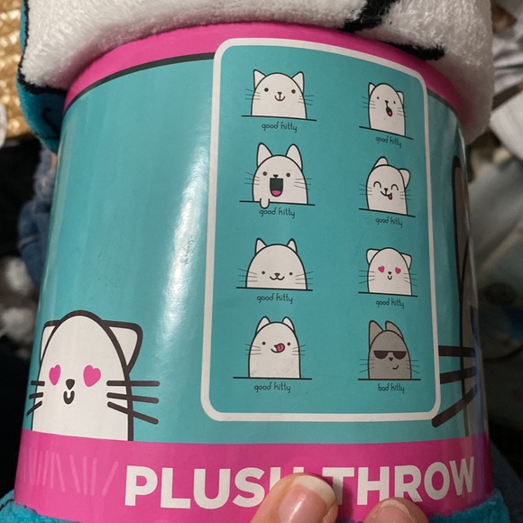 Throw blanket new with tags - Picture 4 of 4